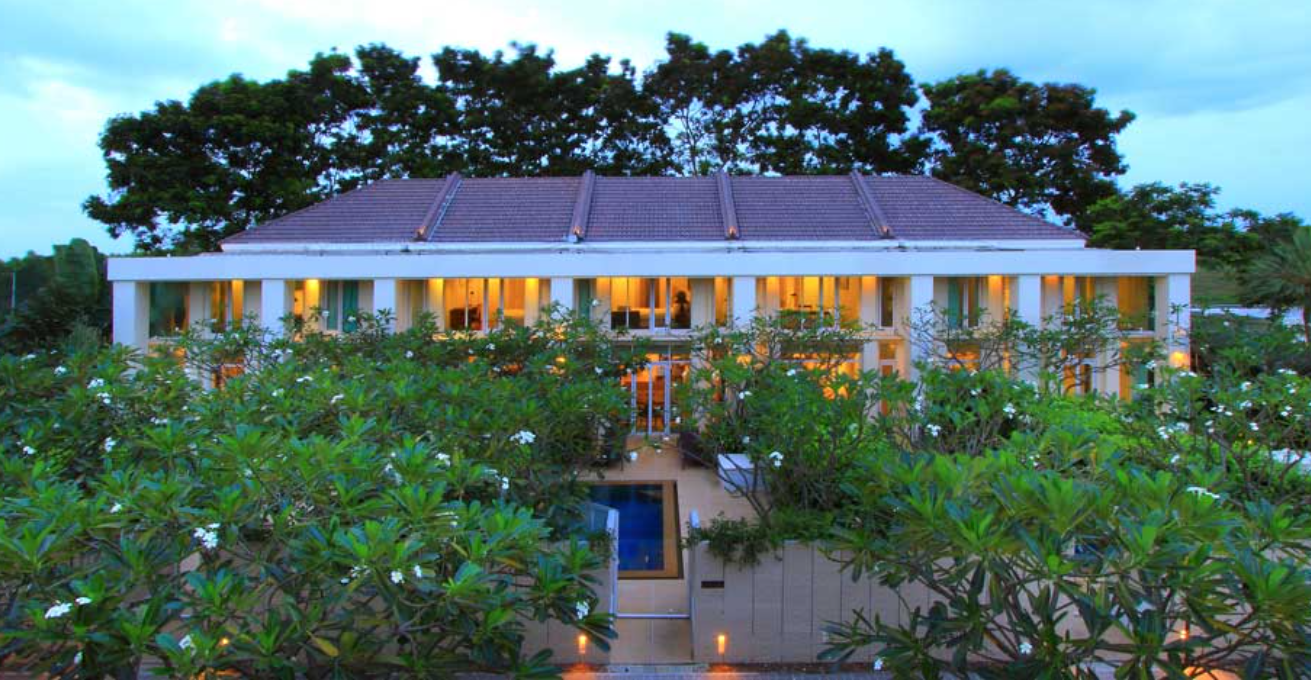 Detached House Pattaya — Exterior with Pool